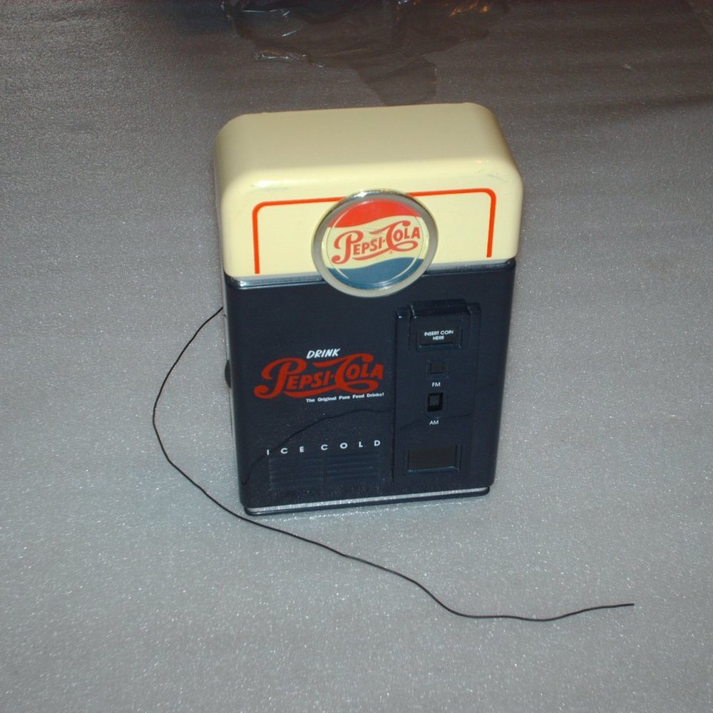 1998 Pepsi Cola drink machine AM/FM radio